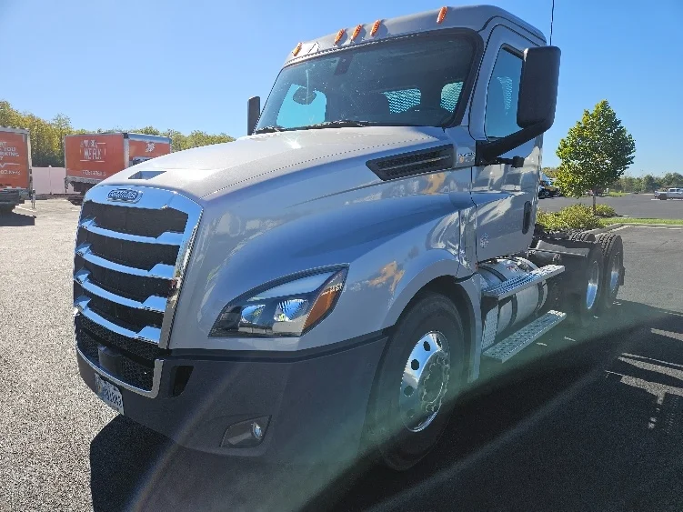 2020 Freightliner Cascadia - image 3
