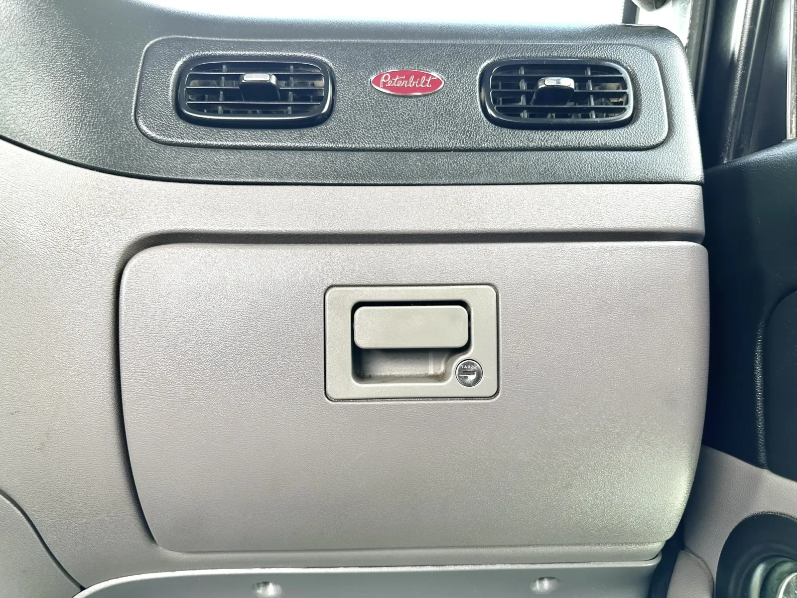 2018 Peterbilt 389 in Hutchins, TX — photo 19