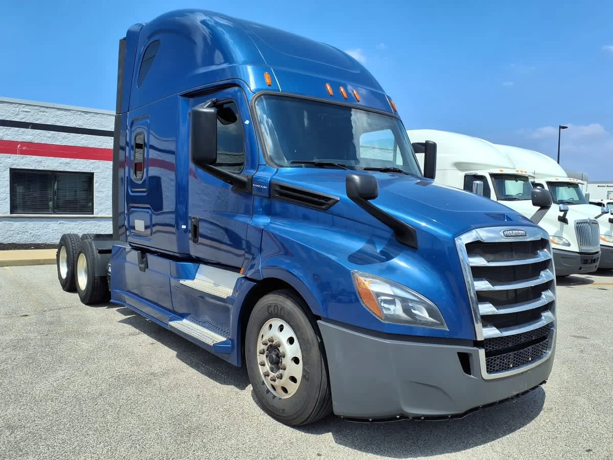 2020 Freightliner Cascadia in Cleveland, OH — photo 3