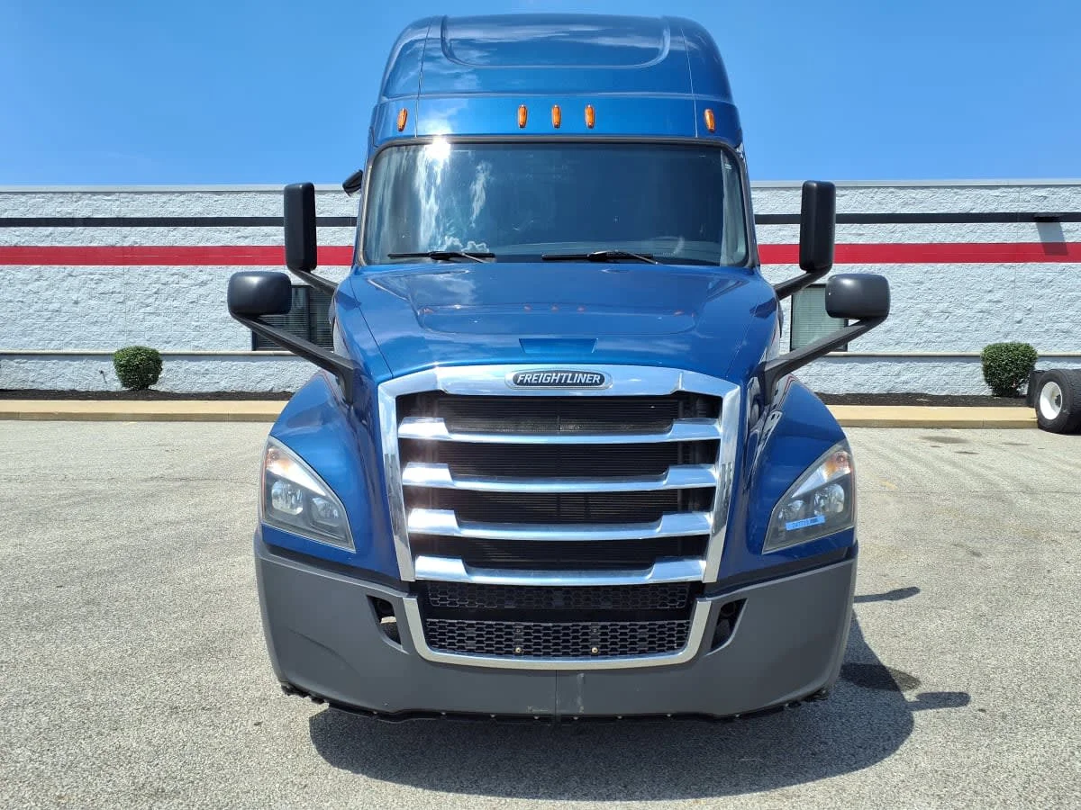 2020 Freightliner Cascadia in Cleveland, OH — photo 2