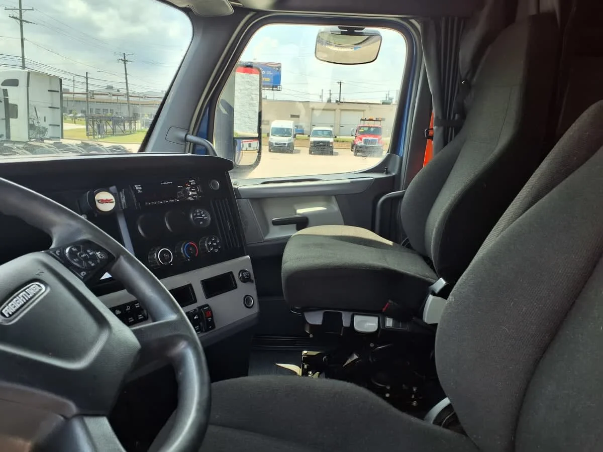 2020 Freightliner Cascadia in Cleveland, OH — photo 7