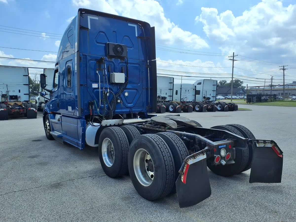 2020 Freightliner Cascadia in Cleveland, OH — photo 6