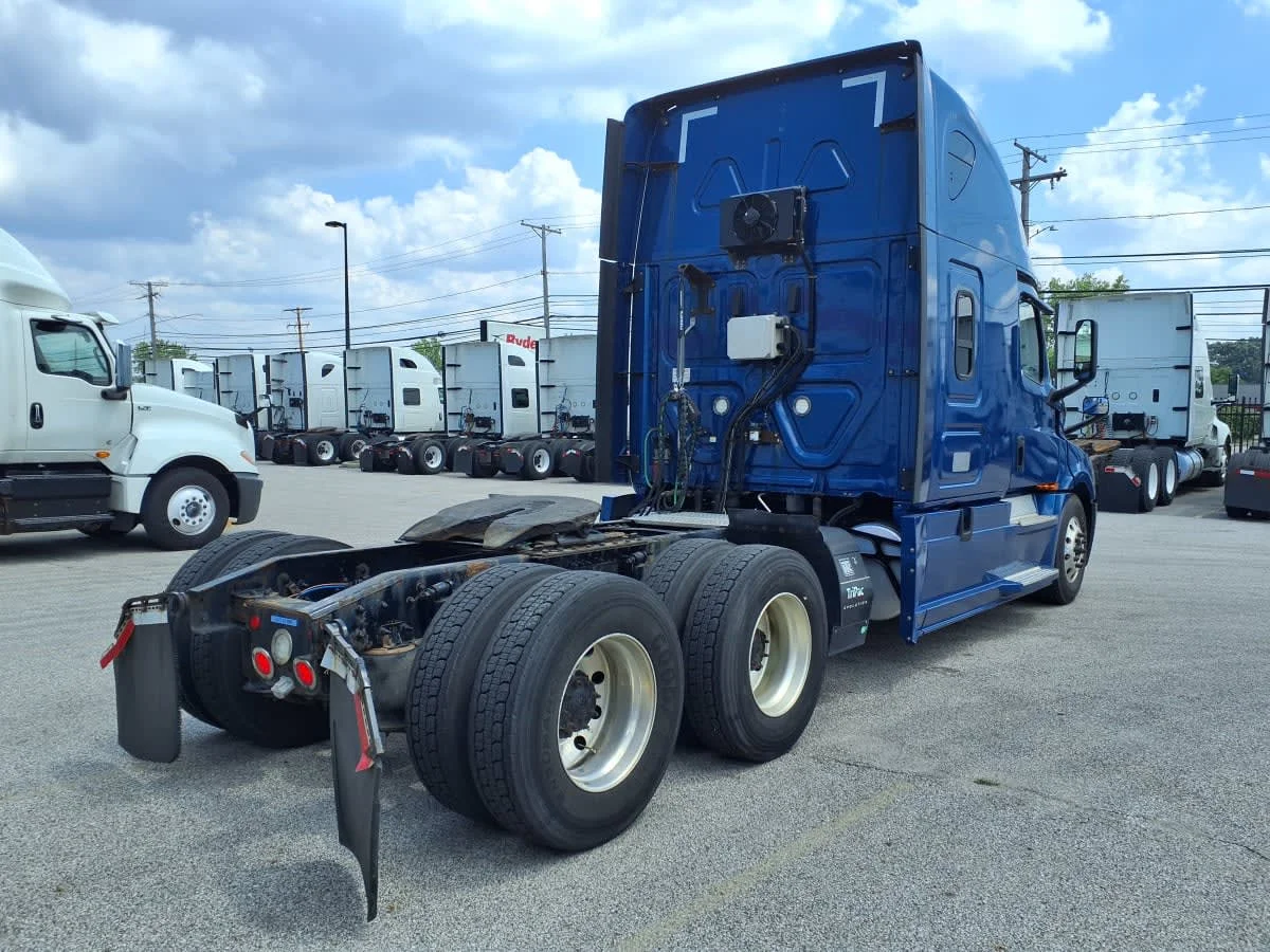 2020 Freightliner Cascadia in Cleveland, OH — photo 4