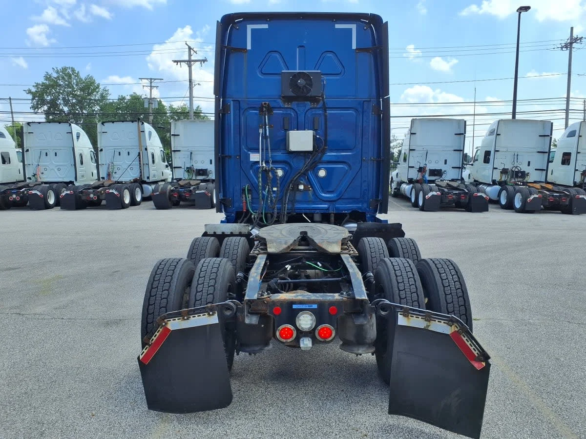 2020 Freightliner Cascadia in Cleveland, OH — photo 5