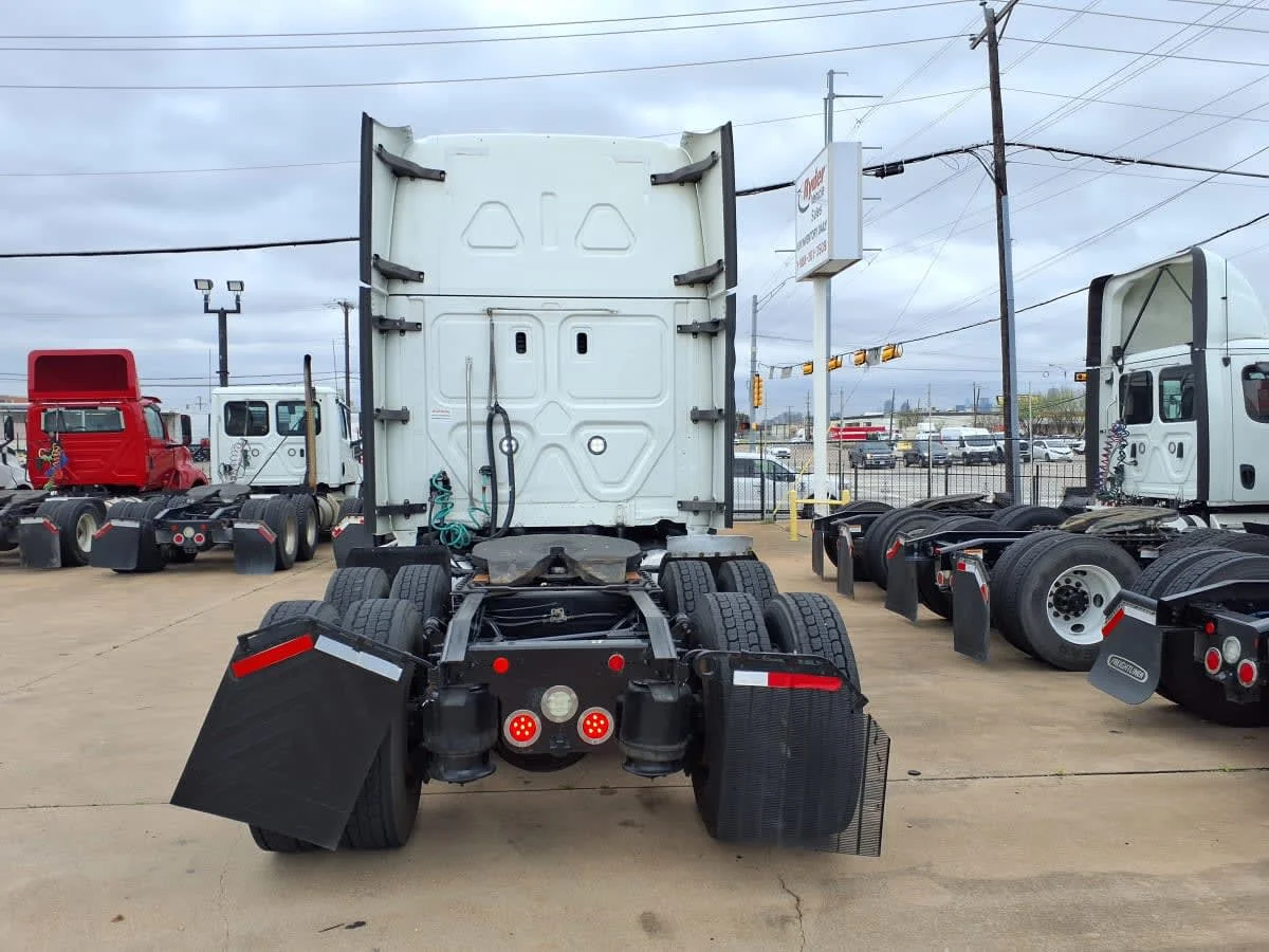 2019 Freightliner Cascadia - image 5