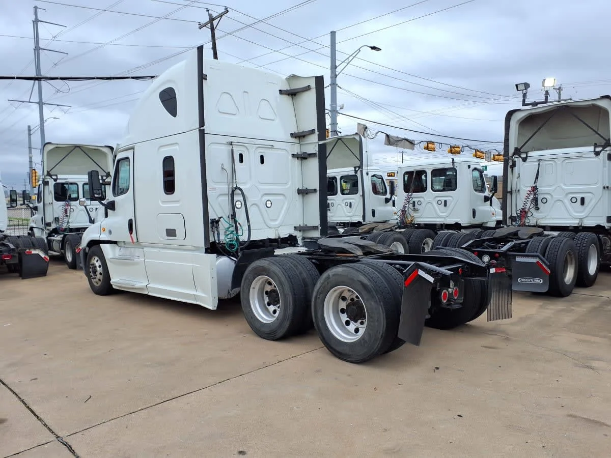2019 Freightliner Cascadia - image 6