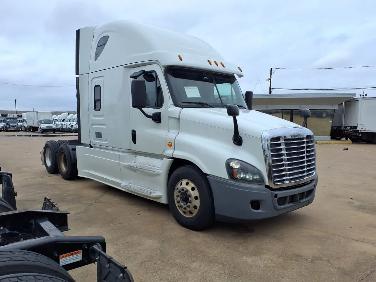 2019 Freightliner Cascadia - image 3