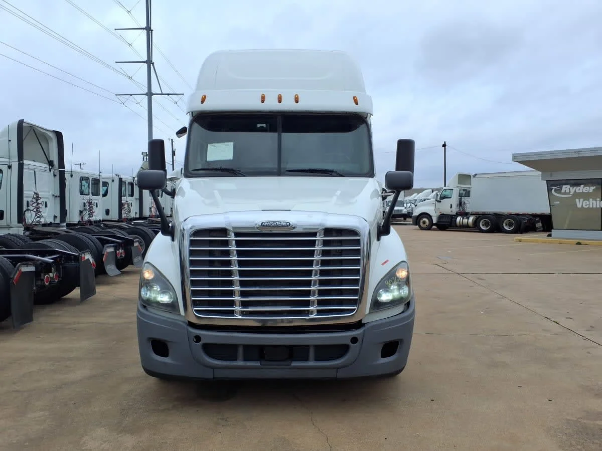 2019 Freightliner Cascadia - image 2
