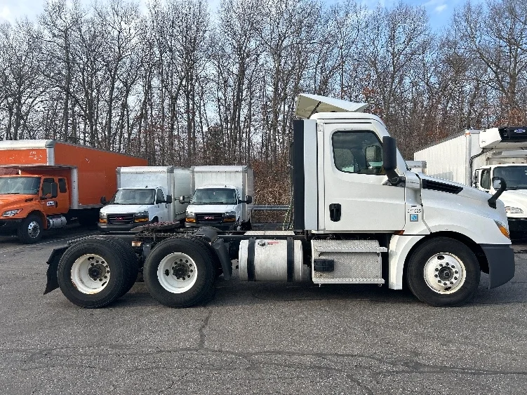 2021 Freightliner Cascadia in Braintree, MA — photo 8