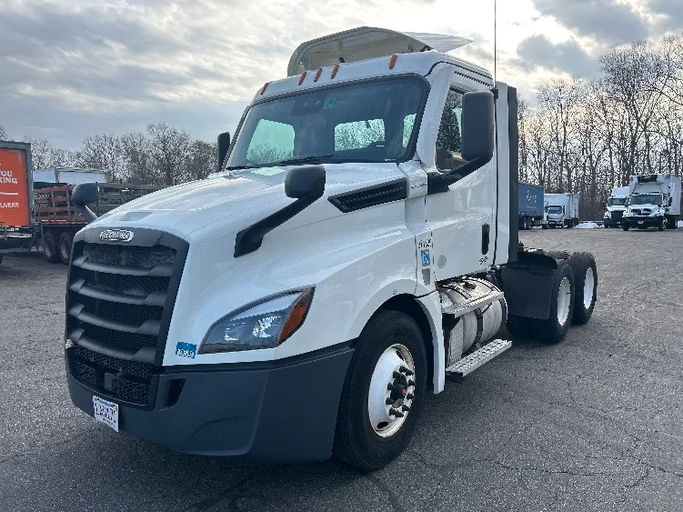 2021 Freightliner Cascadia in Braintree, MA — photo 3