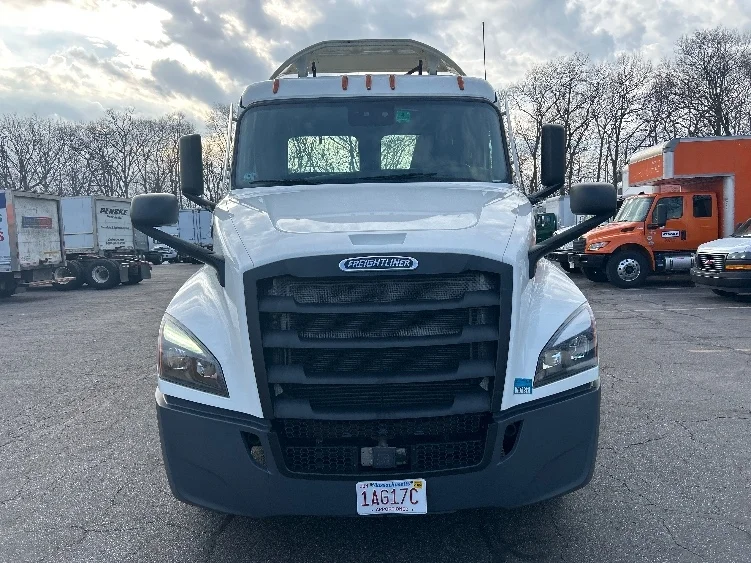 2021 Freightliner Cascadia in Braintree, MA — photo 2
