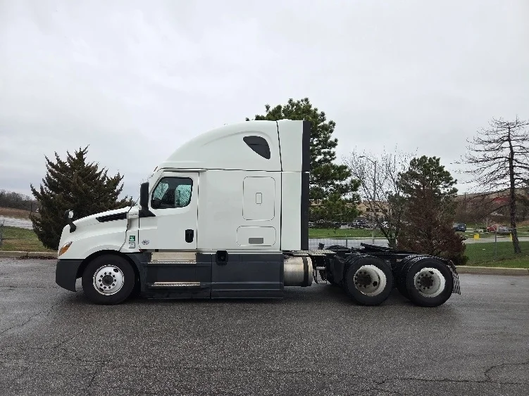 2023 Freightliner Cascadia - image 4