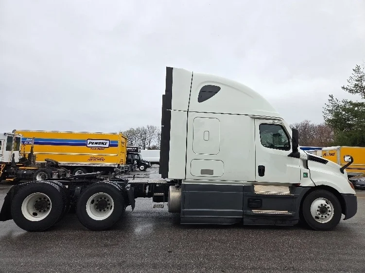 2023 Freightliner Cascadia - image 8