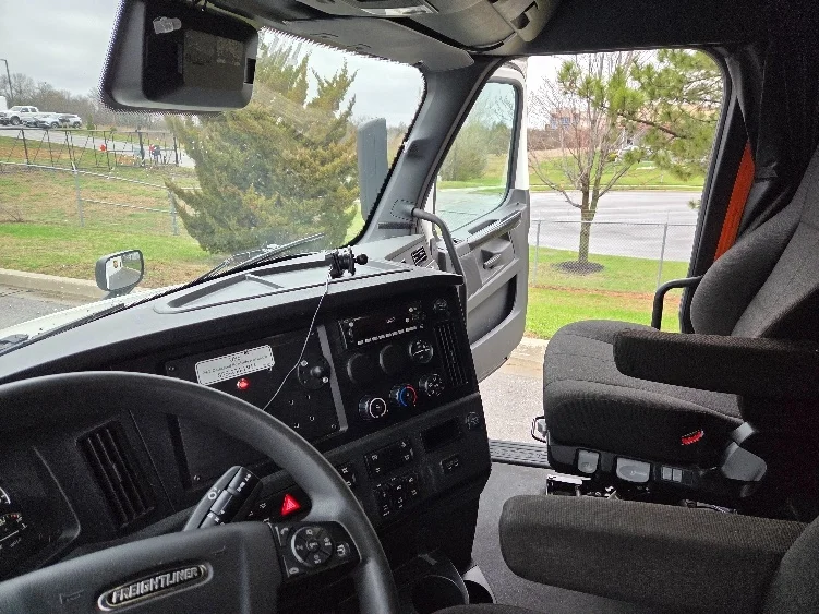 2023 Freightliner Cascadia - image 10