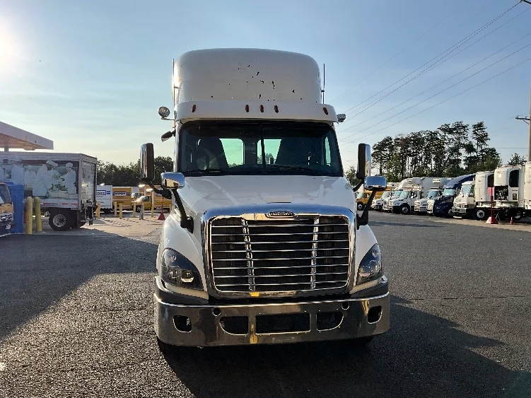 2018 Freightliner Cascadia - image 2