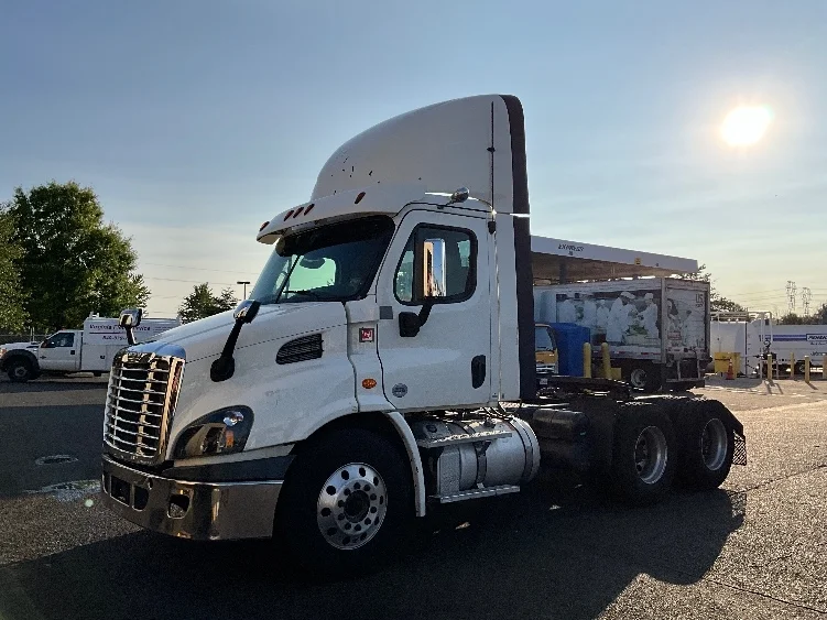 2018 Freightliner Cascadia - image 3