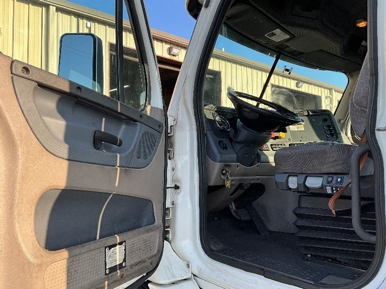 2018 Freightliner Cascadia - image 9