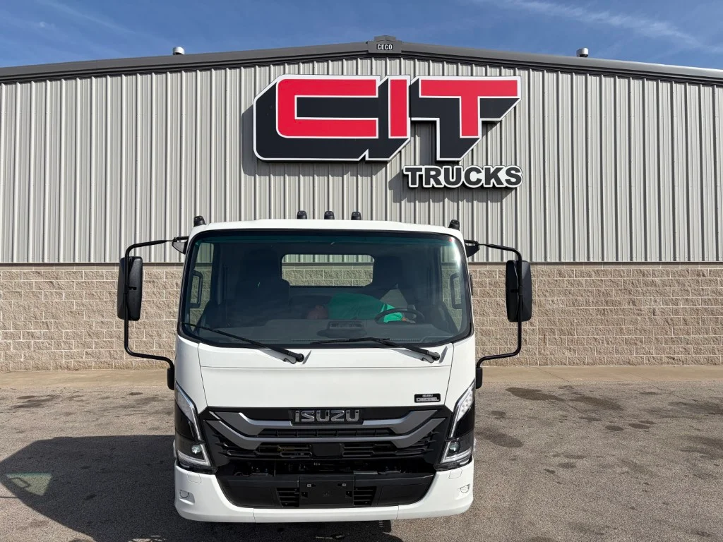 2025 Isuzu in Morton, IL — photo 2