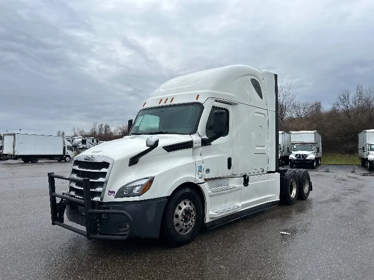 2022 Freightliner Cascadia in Akron, OH — photo 3
