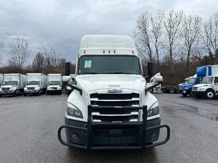 2022 Freightliner Cascadia in Akron, OH — photo 2