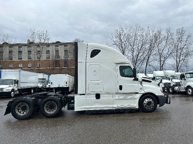 2022 Freightliner Cascadia in Akron, OH — photo 8