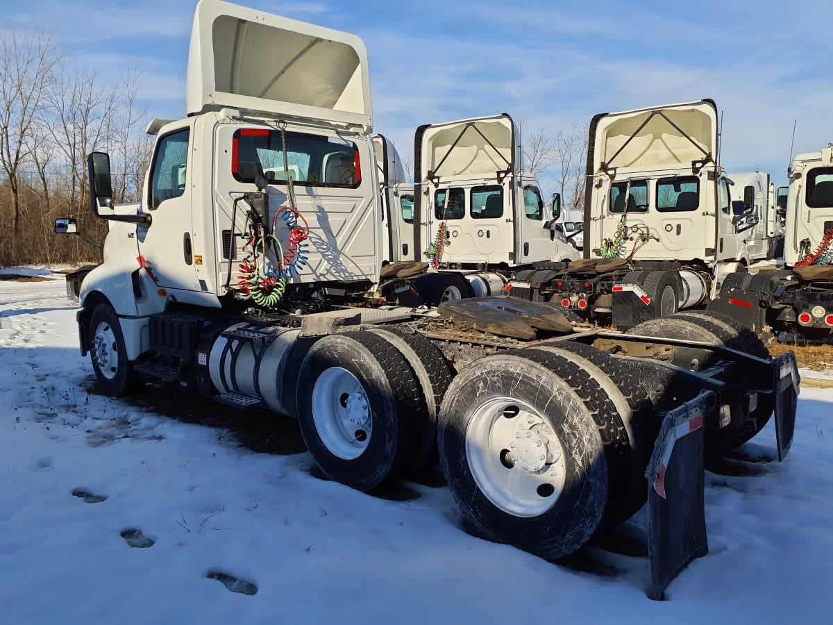 2019 International LT - image 6