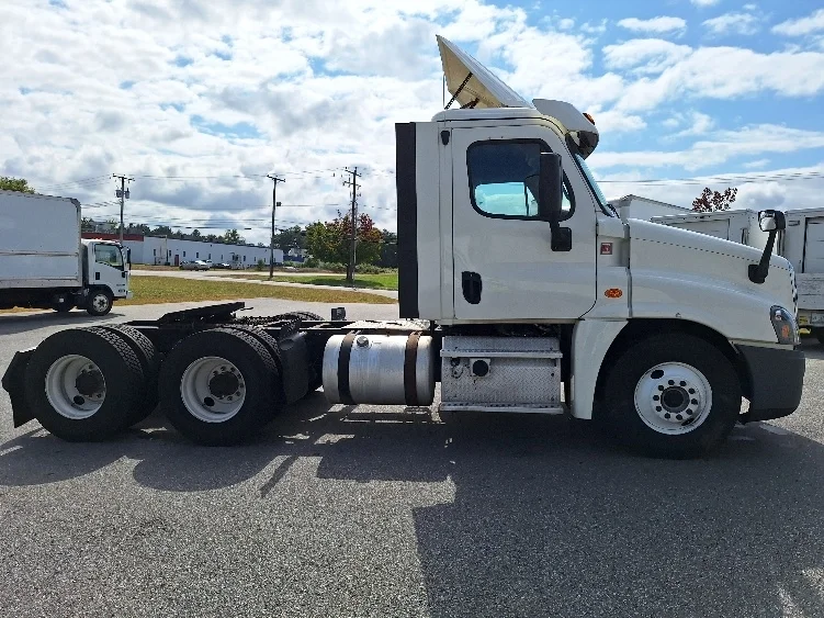 2018 Freightliner Cascadia - image 8