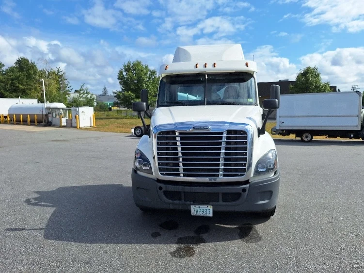 2018 Freightliner Cascadia - image 2