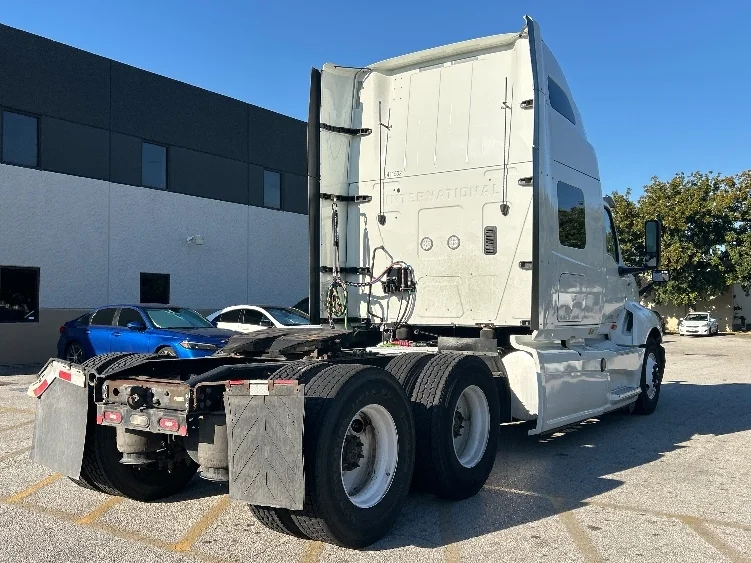 2022 International LT - image 7