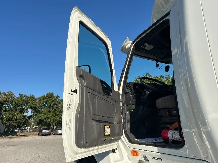 2022 International LT - image 9