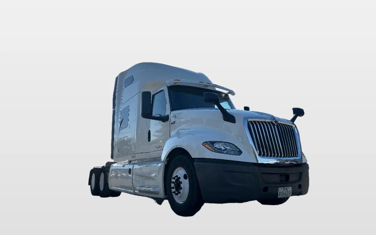 2022 International LT - image 1