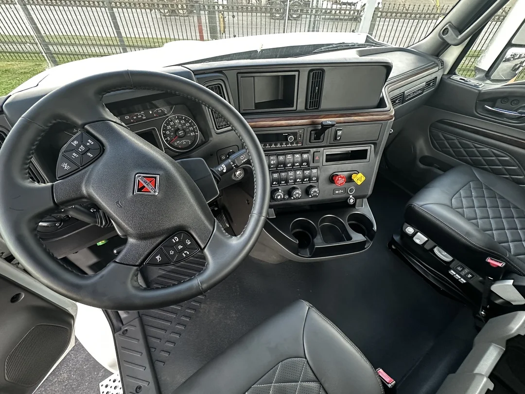 2025 International HX in HOUSTON, TX — photo 4