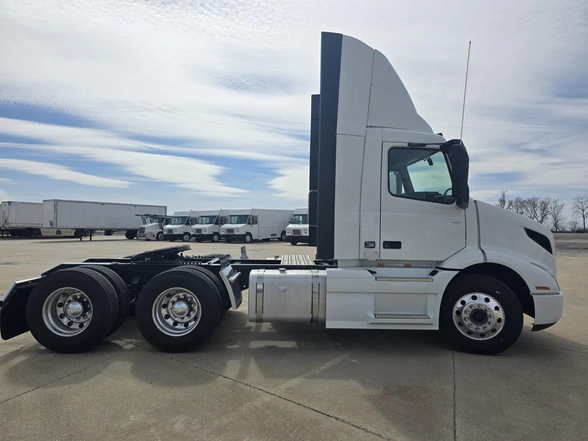 2026 Volvo VNR 640 in Cedar Rapids, IA — photo 6