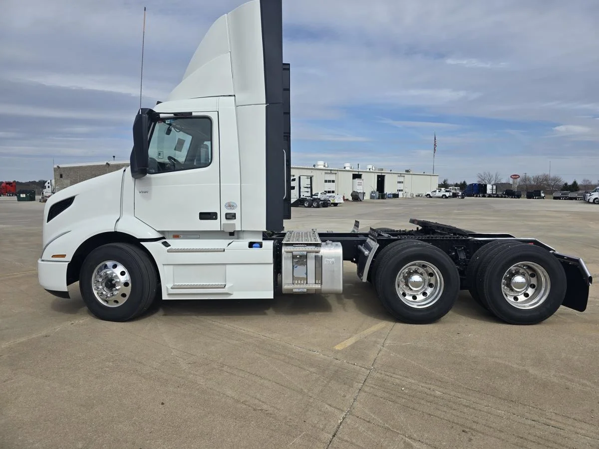 2026 Volvo VNR 640 in Cedar Rapids, IA — photo 2