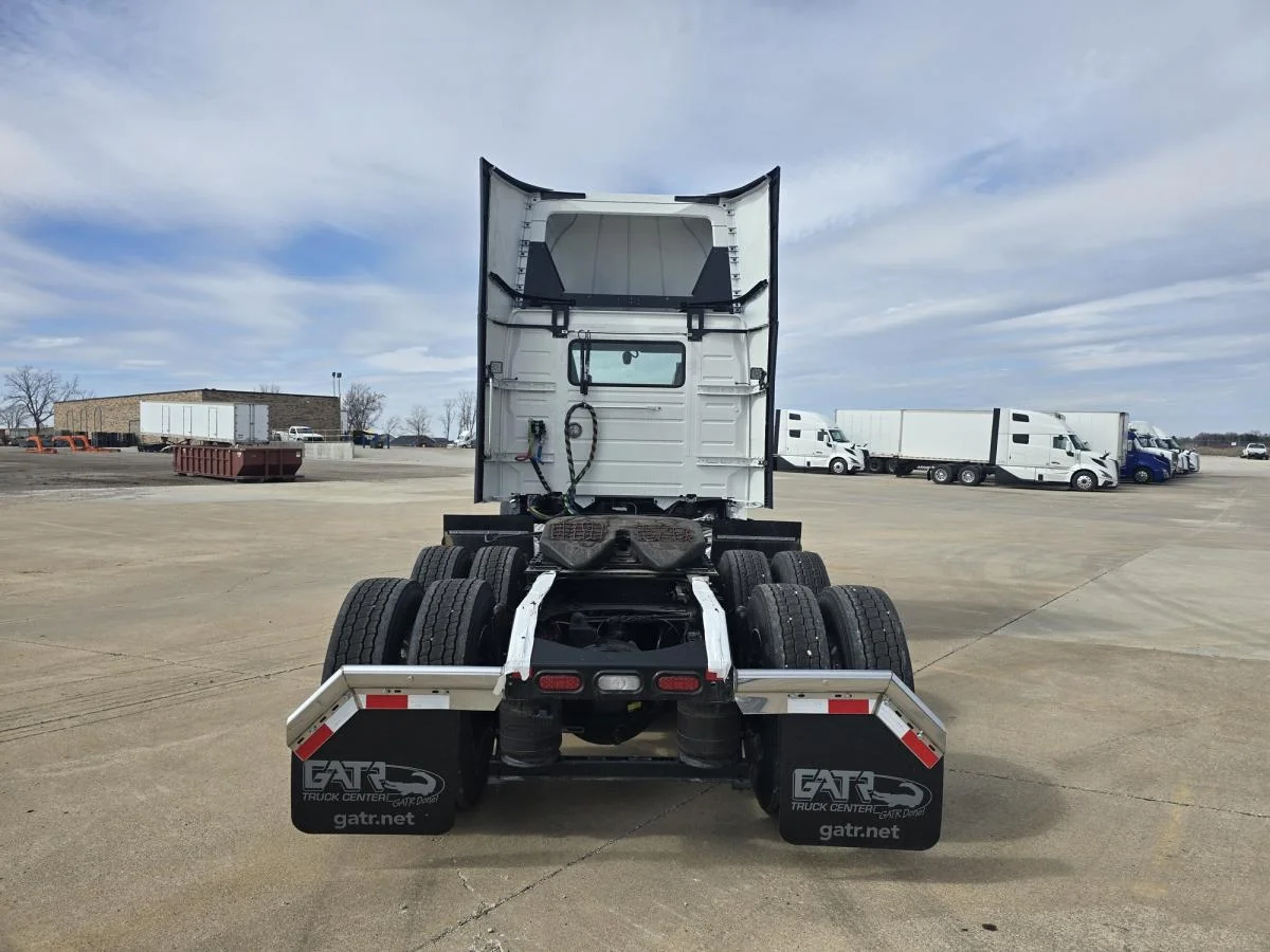 2026 Volvo VNR 640 in Cedar Rapids, IA — photo 4