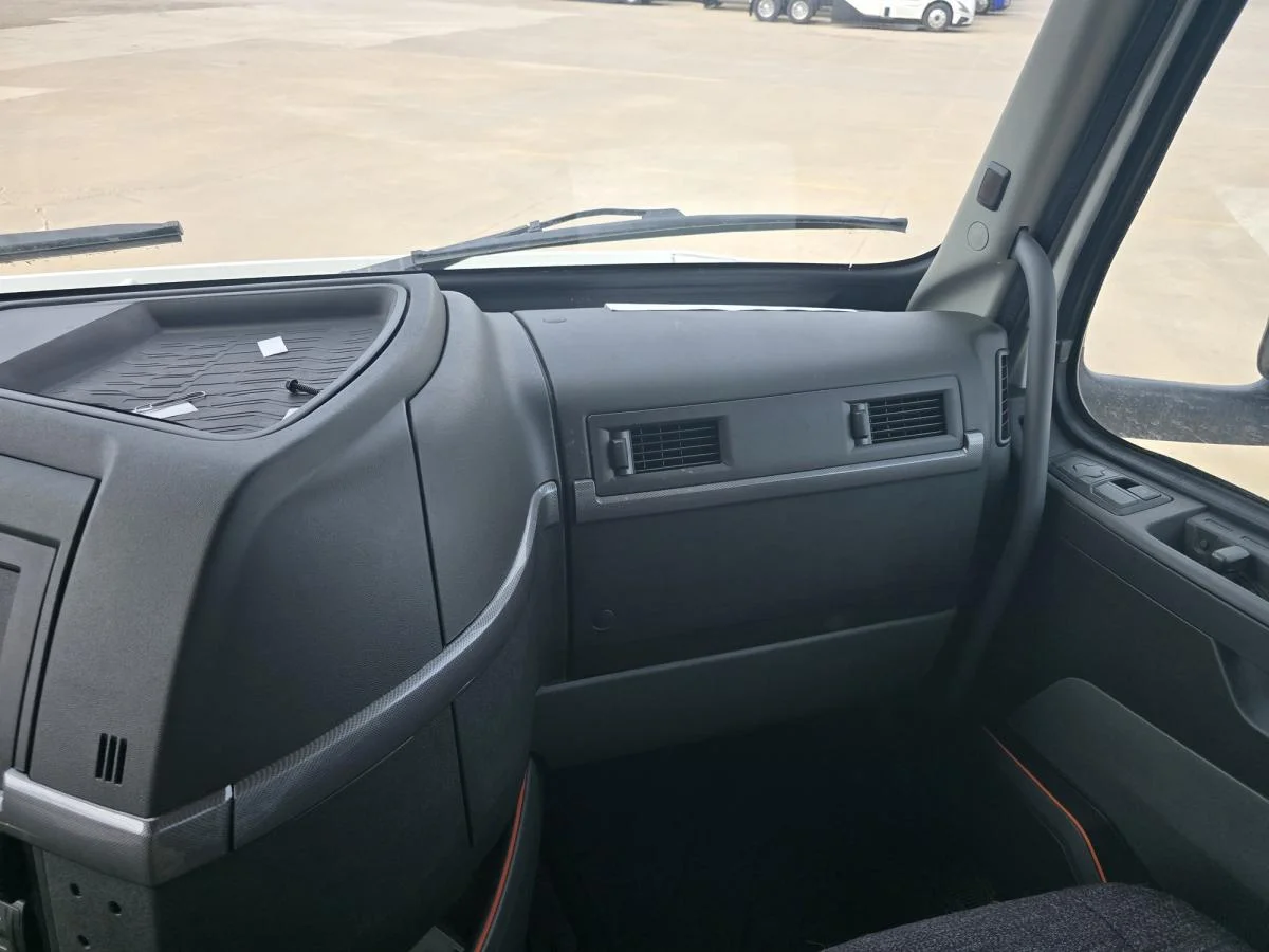 2026 Volvo VNR 640 in Cedar Rapids, IA — photo 10