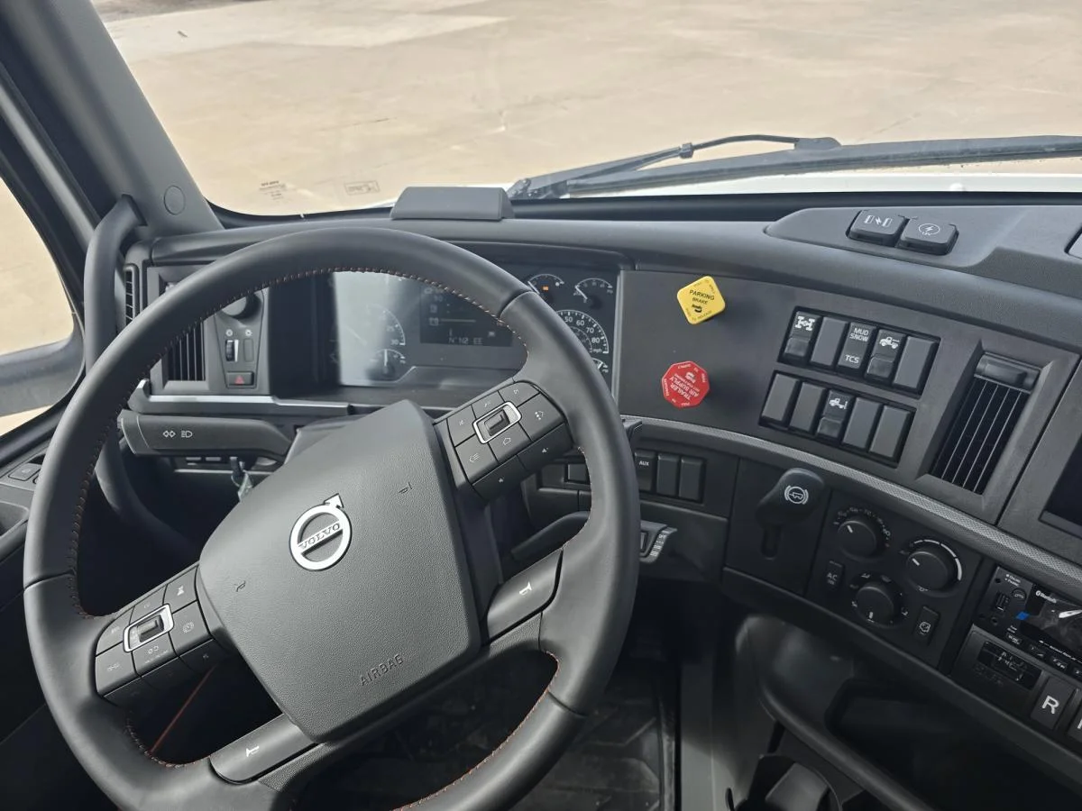 2026 Volvo VNR 640 in Cedar Rapids, IA — photo 9