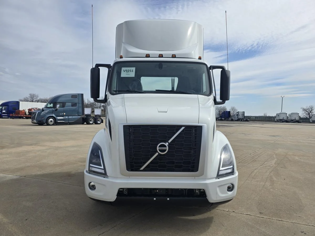 2026 Volvo VNR 640 in Cedar Rapids, IA — photo 8