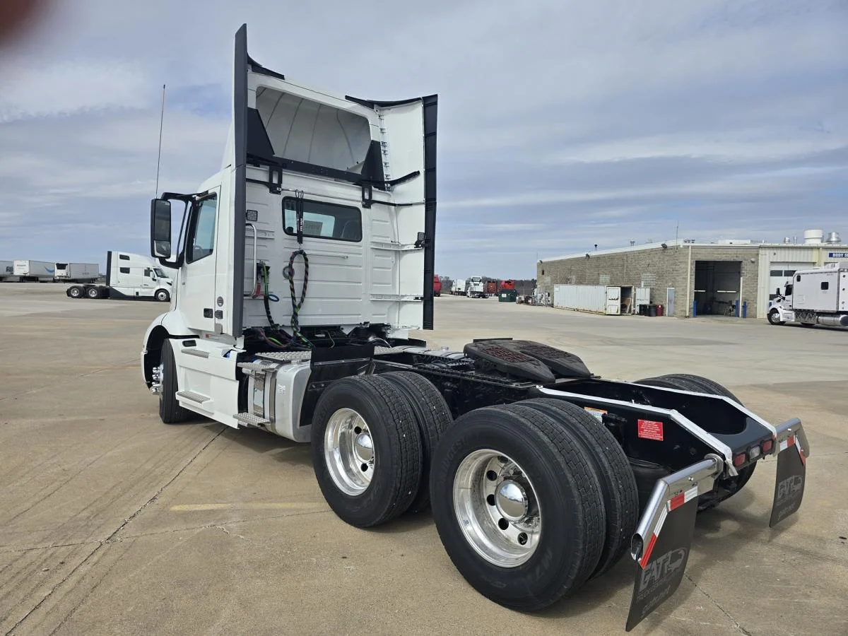 2026 Volvo VNR 640 in Cedar Rapids, IA — photo 3