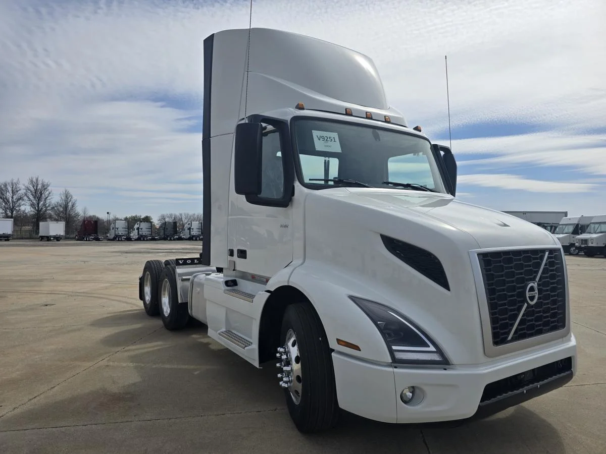 2026 Volvo VNR 640 in Cedar Rapids, IA — photo 7