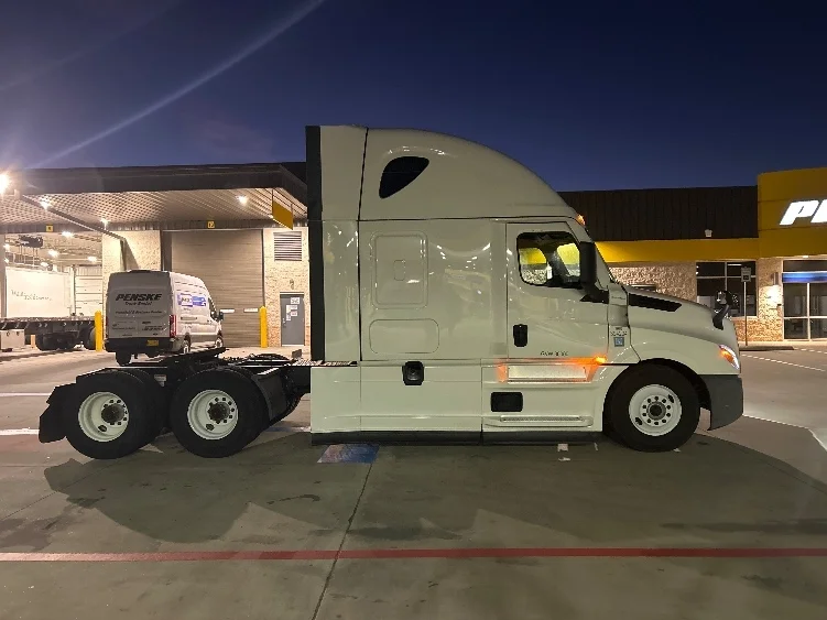 2022 Freightliner Cascadia in Fort Worth, TX — photo 8