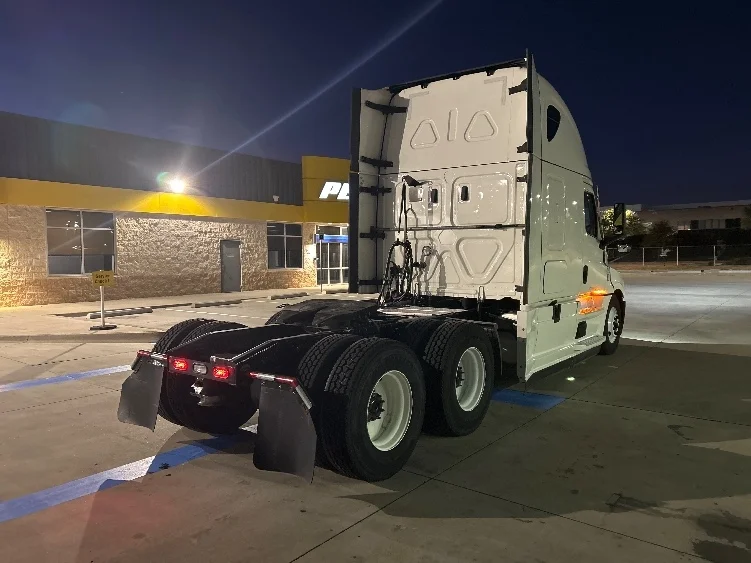 2022 Freightliner Cascadia in Fort Worth, TX — photo 7