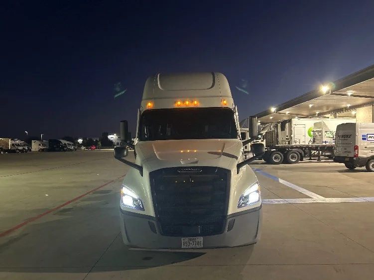 2022 Freightliner Cascadia in Fort Worth, TX — photo 2