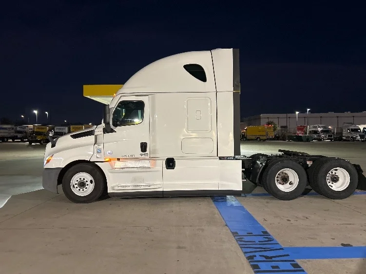 2022 Freightliner Cascadia in Fort Worth, TX — photo 4