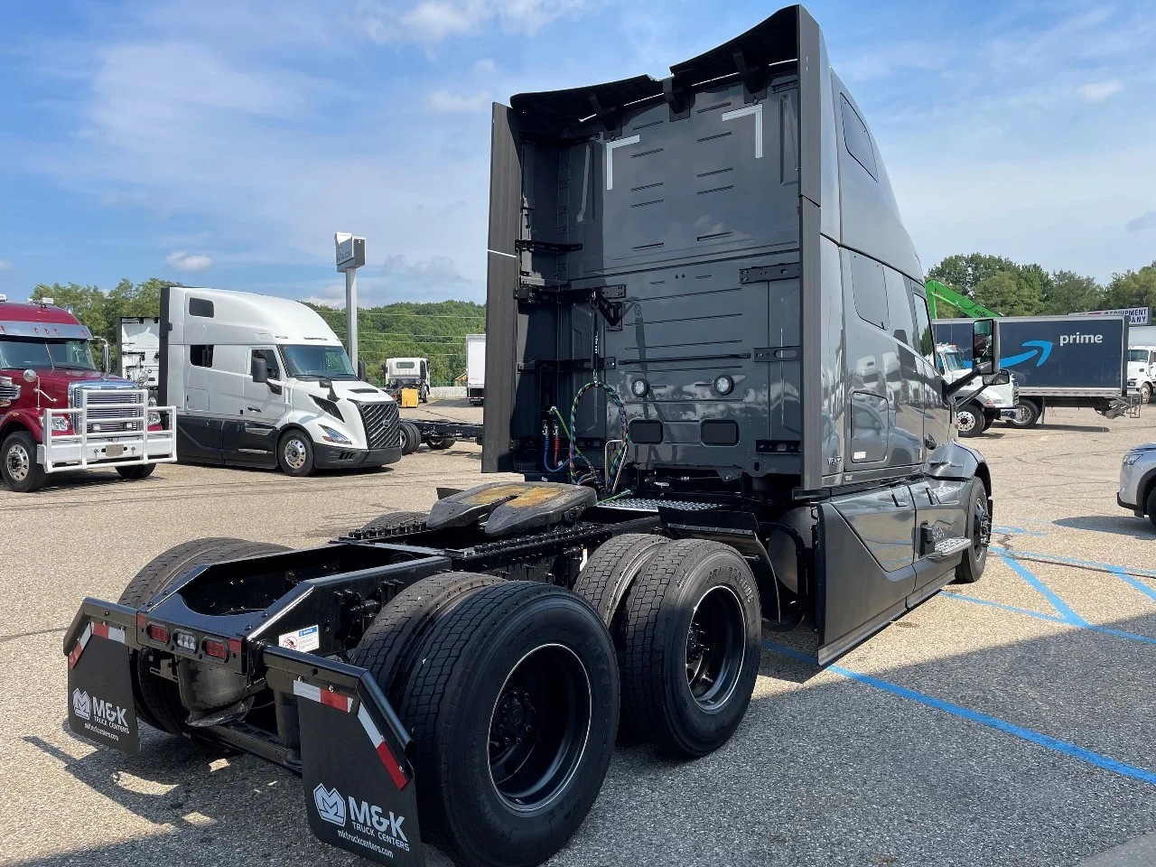 2026 Volvo VNL 860 in Byron Center, MI — photo 3