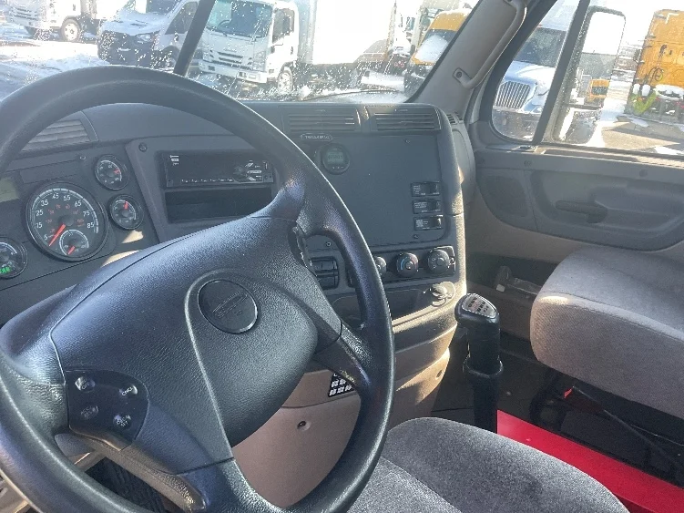 2019 Freightliner Cascadia - image 10