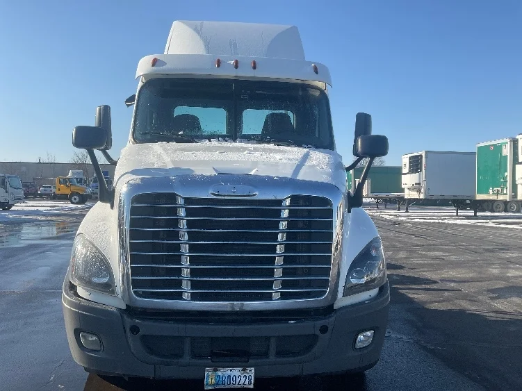 2019 Freightliner Cascadia - image 2