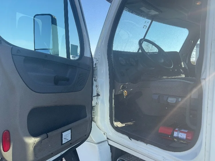 2019 Freightliner Cascadia - image 9