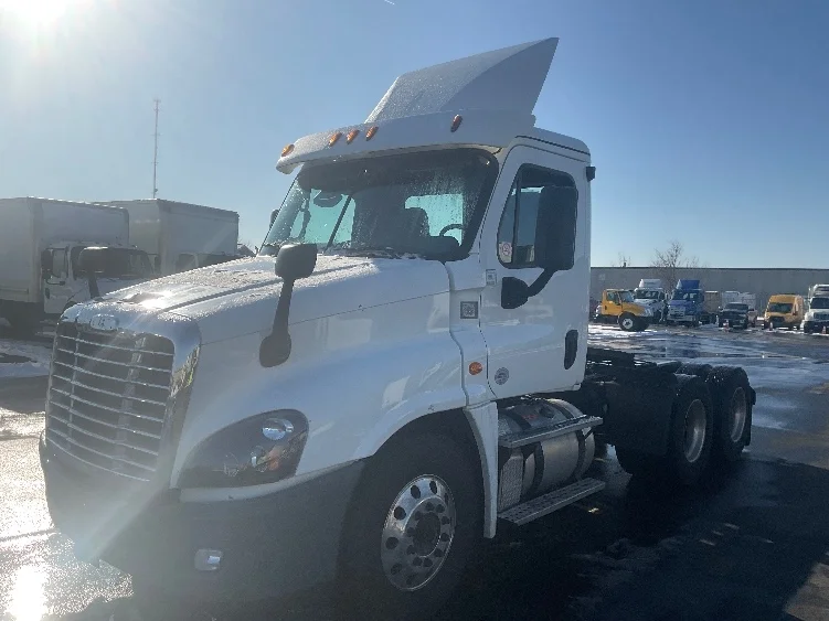 2019 Freightliner Cascadia - image 3