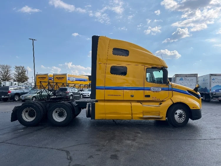 2022 Volvo VNL 760 - image 7
